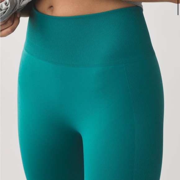 Lululemon zone in crop leggings - Picture 2 of 5